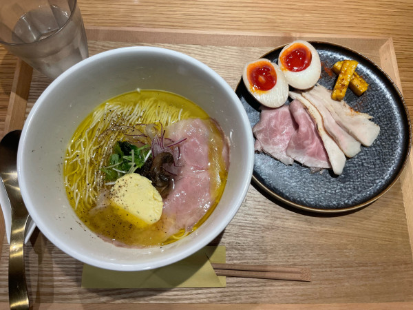 「特製濃香トリュフの鶏塩中華そば」@MENDOKORO TOMO Premiumの写真