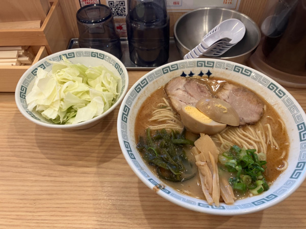 「ラーメン大盛り+キャベツ」@桂花ラーメン 新橋虎ノ門店の写真
