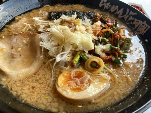 「花月げんこつらあめん（中太麺）シャキネギ、壺ニラ、ニンニク」@らあめん花月嵐 ひたちなか高場店の写真