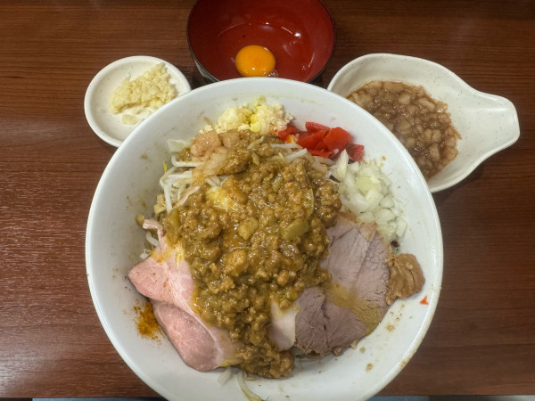 「限定カレー油そば中＋ローストポーク1枚」@どでん 西川口店の写真