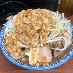 ラーメン小野菜マシアブラマシマシカラメ 生卵 タマネギ 930+