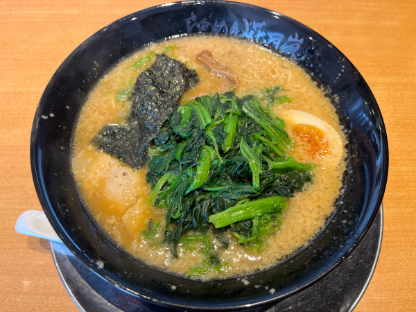 「嵐げんこつらぁめん　840円　無料ほうれん草」@らあめん花月嵐 川越バイパス店の写真