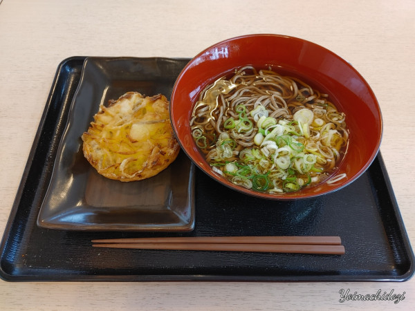 「かけそば（400円）、天ぷら（140円）」@丸政 韮崎店の写真