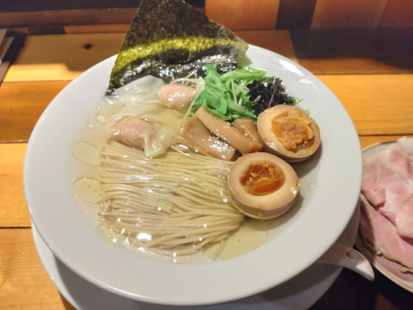 「味玉透明醤油ラーメン+特製豚チャーシュー」@アンドレカンドレラーメンの写真