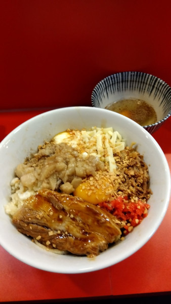 「ジャンク+麺300g+生卵」@まぜそばマゼロー 船橋店の写真