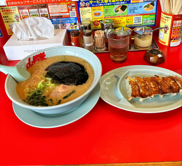 「醤油ラーメン中盛り830円」@ラーメン山岡家 青梅店の写真