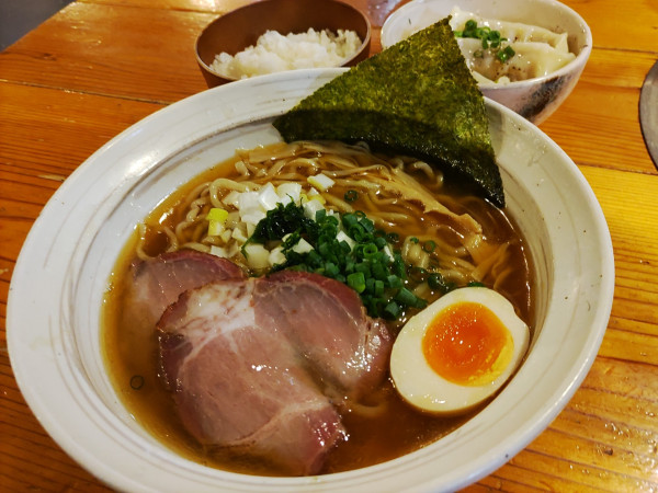 「煮干し中華そば 900円 自家製ギョウザ（茹で冷やし）他」@はりけんラーメン 南店の写真