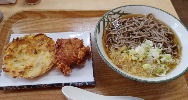「かけそば（400円）、天ぷら（150円）、ミニ山賊焼き（14」@驛前そば 丸政 甲府駅北口店の写真