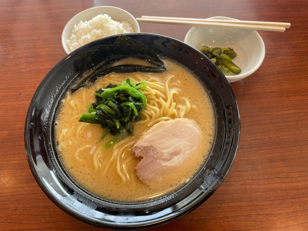 「豚骨醤油ラーメン（大盛）」@横浜家系ラーメン あかね家 深谷店の写真