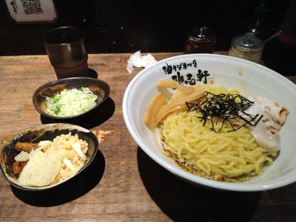 「油そば・「サクッ！パリッ！ブ～」＆白ネギトッピング」@油そば専門店 歌志軒 栄店の写真