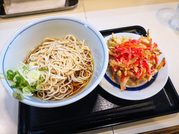 「冷たいかけそば（450円）+野菜と紅生姜かき揚げ（250円）」@台町庵の写真