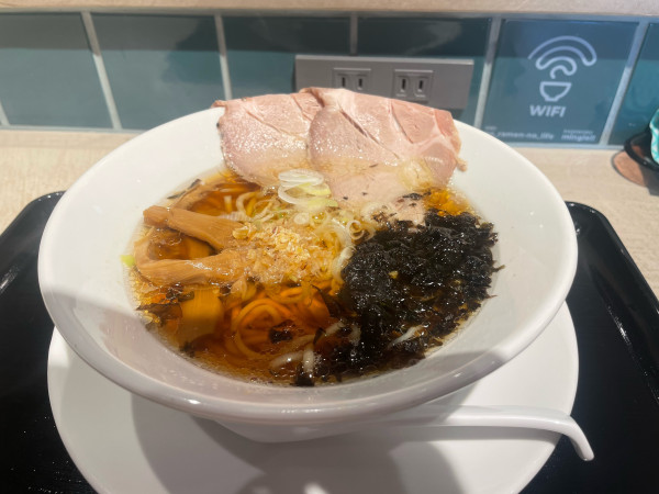 「北海道燻製醤油らーめん¥1,100」@人類みな北海道 COCONO SUSUKINO店の写真