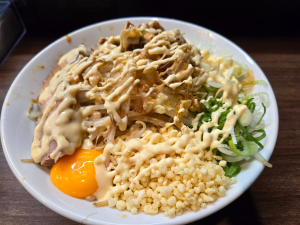 「まぜそば+サービス豚」@ラーメン 悔いなしの写真