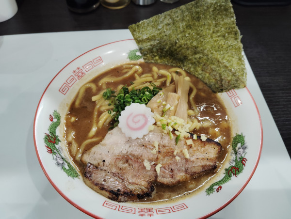 「八丁味噌と赤だしの濃厚魚出汁中華そば　1250円」@麺丼Dining 夢者の写真