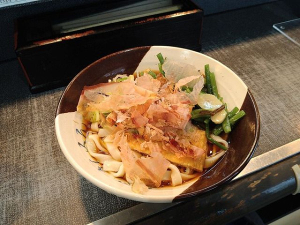 「山菜きしめん」@名代きしめん 住よし JR名古屋駅・新幹線上りホーム店の写真