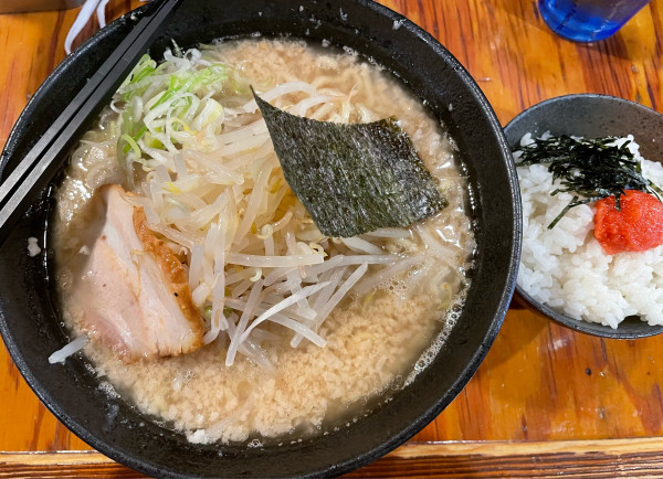 「醤油豚骨ラーメン太麺変更無料　明太子ご飯」@らあ麺 やったる 新宿店の写真