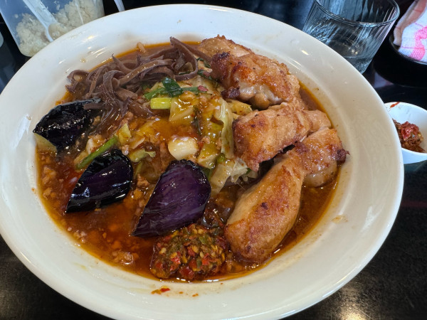 「極辛鳳凰DX 中盛 生トウガラシ1追加1650」@激辛拉麺 鷹の爪の写真