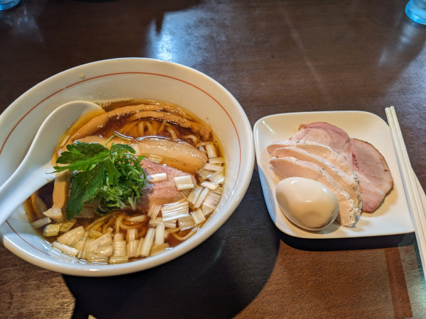 「地鶏中華そば（醤油・手もみ麺）+特製盛」@麺や 虎徹の写真