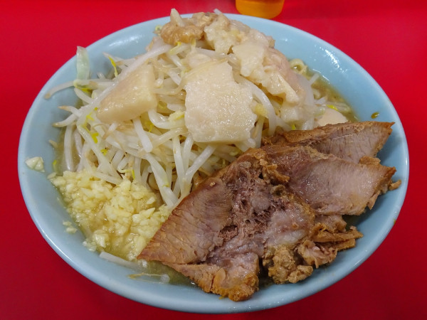 「ラーメン（850円）＋味玉子（100円）ヤサイニンニク背脂」@ラーメン二郎 新宿歌舞伎町店の写真