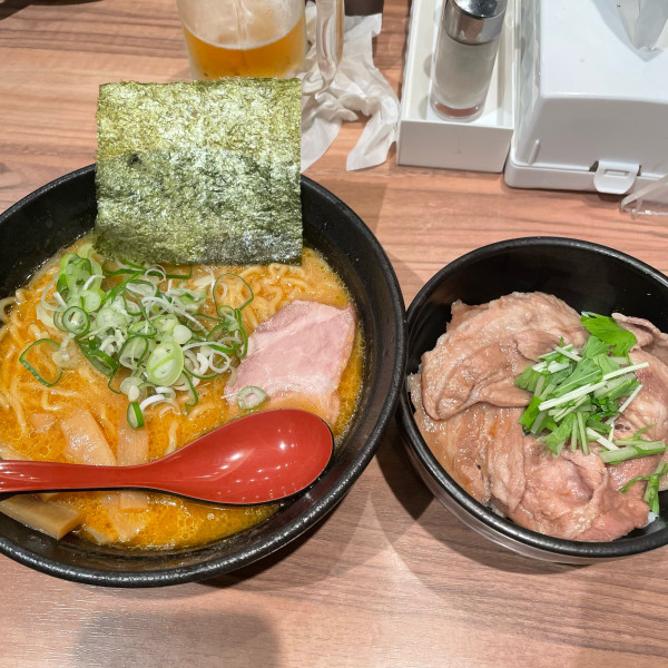 「十勝ホエール豚丼セット」@麺屋 開高 新千歳空港店の写真