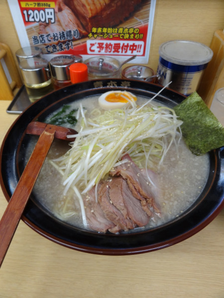 「定番（ネギチャー）中盛硬1050円クーポン半ライス」@ラーメン青木亭 越谷店の写真