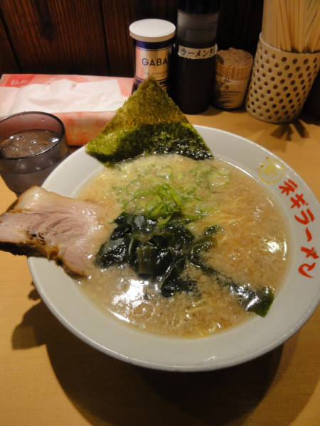 「ラーメン780円硬め」@○新 ネギラーメン 新橋店の写真