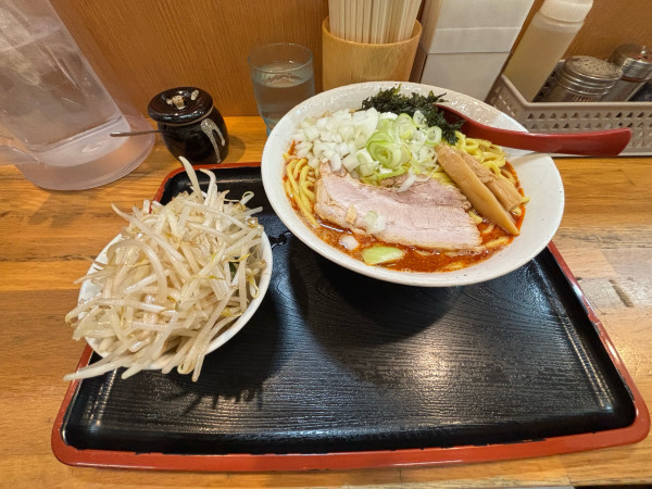 「濃厚煮干し辛味噌ラーメン特盛もやし大盛（1400円）」@味噌麺処 花道庵の写真