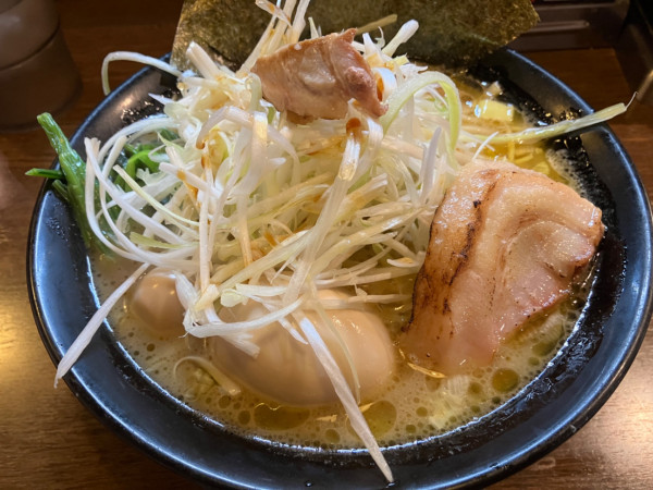 「ネギラーメン醤油＋味玉(サービス券)」@濃厚豚骨ラーメン 濱虎家の写真