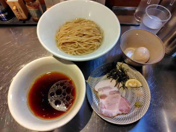 「醤油昆布水つけ麺1100円（期間限定）、味玉100円」@麺しかのの写真