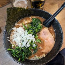 大和田魚介醤油ラーメン（魚介豚骨醤油）＋瓶ビール＋ほうれん草
