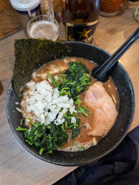 「大和田魚介醤油ラーメン(魚介豚骨醤油)+瓶ビール+ほうれん草」@麺屋 大和田の写真