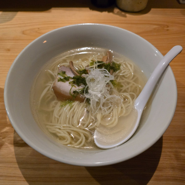 「【プレオープン】塩ラーメン ワンタン マーボー飯 日本酒」@さくら食堂の写真