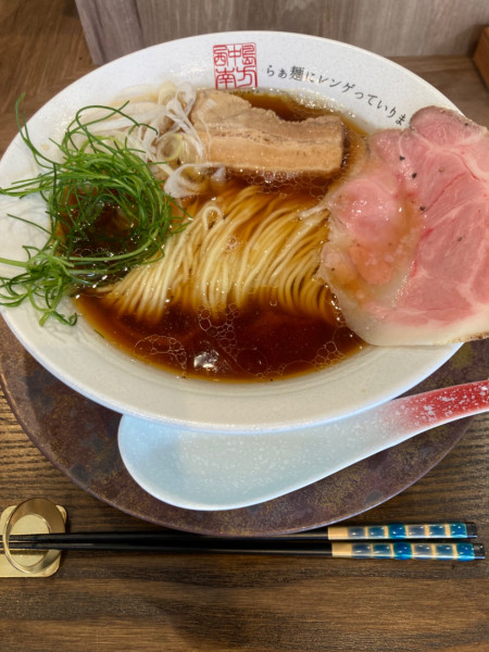 「特製醤油らぁ麺¥850、おかかおにぎり¥150」@らぁ麺にレンゲっていりますかの写真