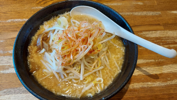 「味噌らーめん太麺 830円」@メガらーめんの写真