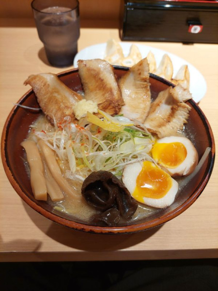 「炙り豚トントロチャーシュー味噌＋餃子」@札幌 みその アクアシティお台場店の写真