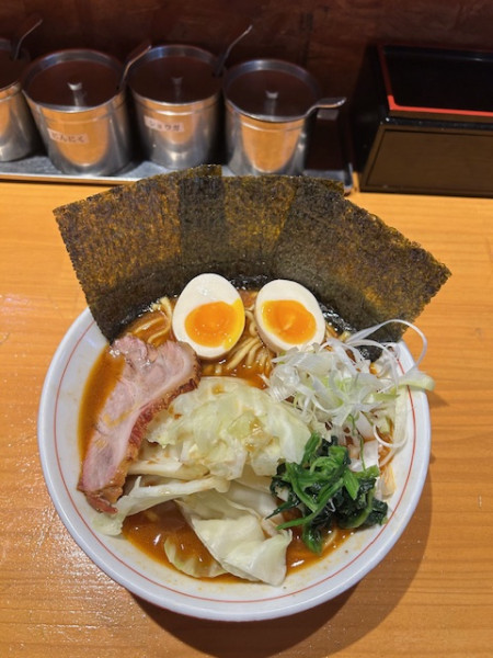 「キャベツ辛ラーメン 850円＋ 味玉 120円。」@家系ラーメン恵丈の写真