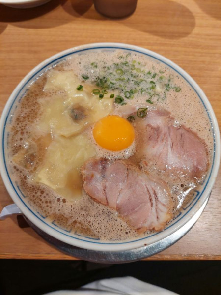 「月見ワンタンメン＋替え玉＋半チャーハン」@三代目 博多 だるま アクアシティお台場店の写真