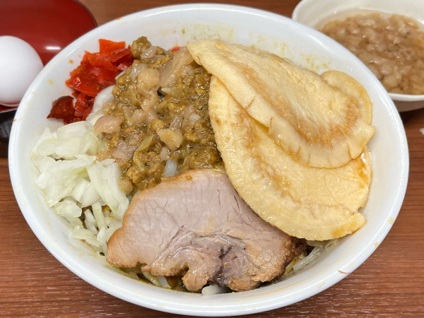 「【限定】カレー油そば+南部せんべい+ローストポーク」@どでん 西川口店の写真