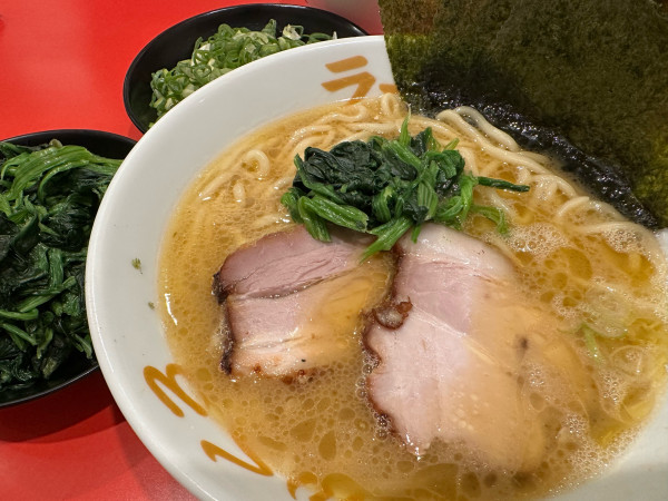 「塩ラーメン880円＋レンソウマシ150円＋ねぎマシ」@ラーメン家 がんくろの写真