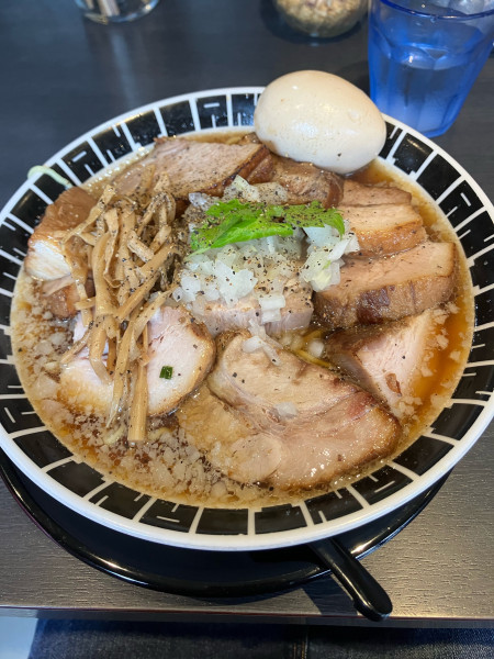 「燻製胡椒と背脂豚清湯そば」@つけ麺 中華そば アンタイNOODLESの写真