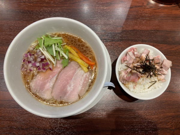 「貝らぁ麺（醤油）　チャーシューご飯」@らぁ麺 はつ穂の写真