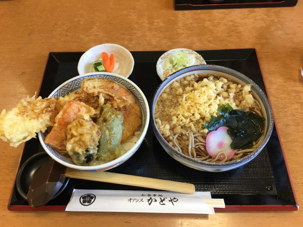 「イカ天丼たぬきそばセット」@お食事処 オアシスかどやの写真