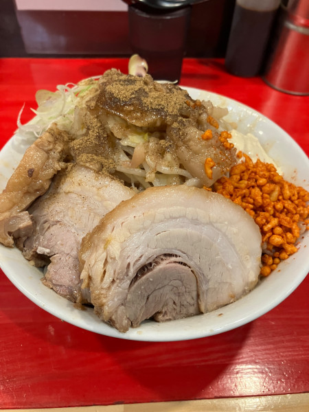 「まぜそば 豚マシ2枚」@鷹の目 獨協大学前本店の写真