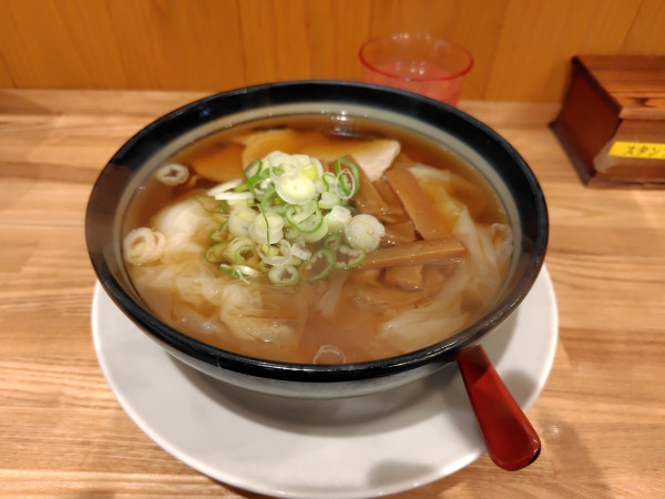 「ワンタンメン¥950」@ワンタンメンの満月 三鷹店の写真