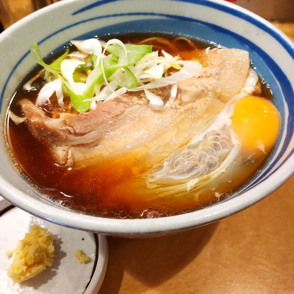 「【期間限定】ほろほろ一枚肉そば（￥730）＋生玉子（￥70）」@しぶそば 蒲田店の写真