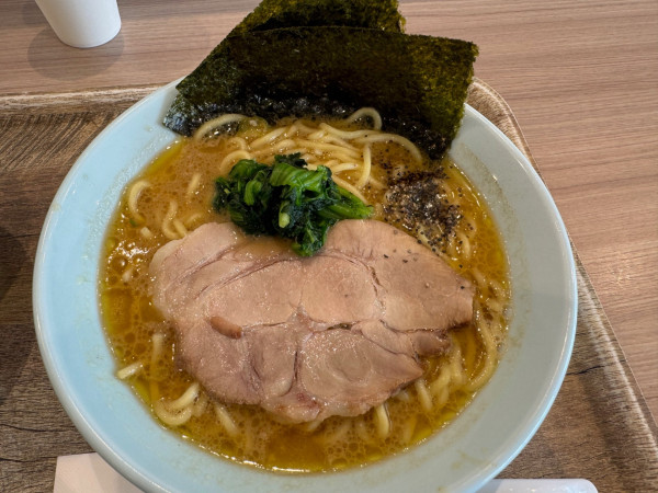 「横浜家系　豚骨醤油ラーメン」@凌駕IDEA イオンモール松本店の写真