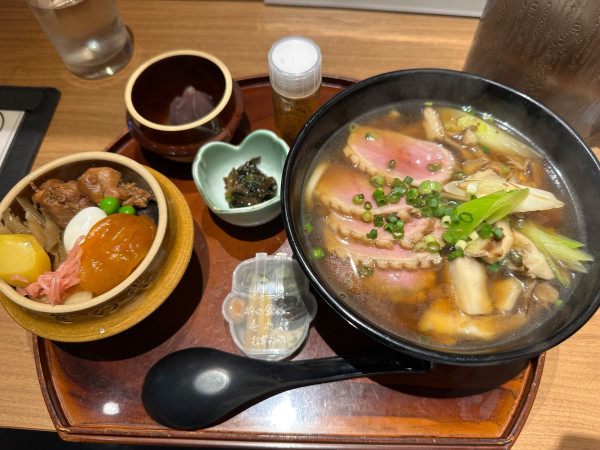 「鴨南蛮うどんとハーフ釜めしのセット1,800円」@峠の釜めし本舗 おぎのや 群馬の台所の写真