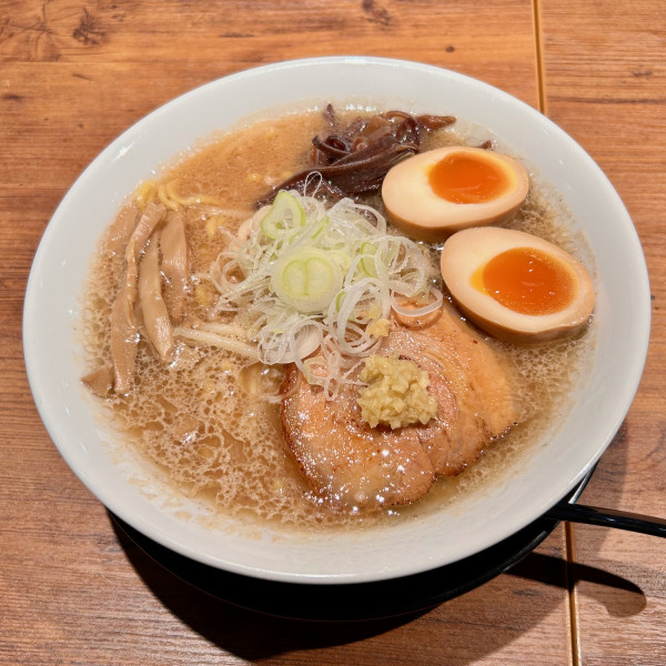 綱取味噌ラーメン味玉入り（1070円）＋焦がし醤油ラーメン（890円）