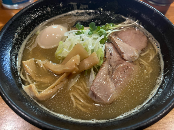 「メガ煮干しラーメン+煮卵」@麺屋 ひな多の写真