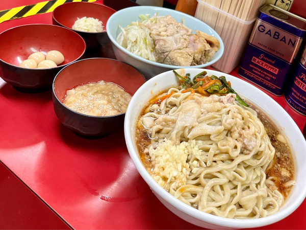 「大ラーメンぶた5枚 麺増し ピリ辛にらだれ 甘〜い脂 鬼おろし大」@ラーメン二郎 中山駅前店の写真
